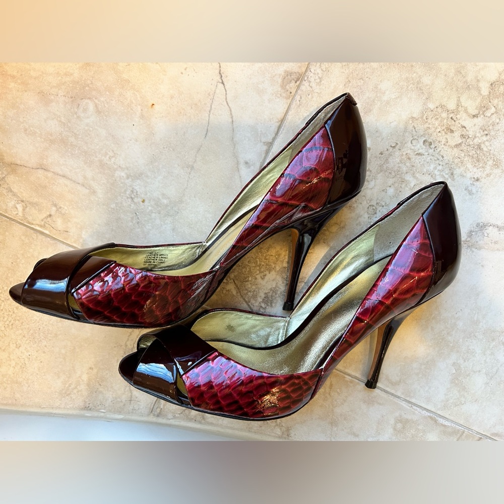 Saks Fifth Avenue Women’s Wynn Pump Red Croc D’Orsay heel Size 7M